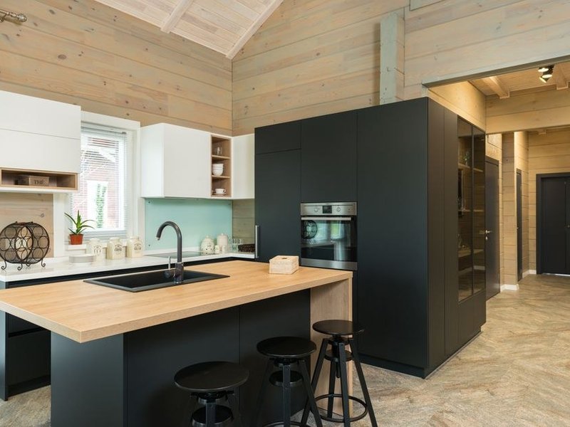 Cuisine aménagée avec cellier attenant dans une maison de la plaine de Corbas