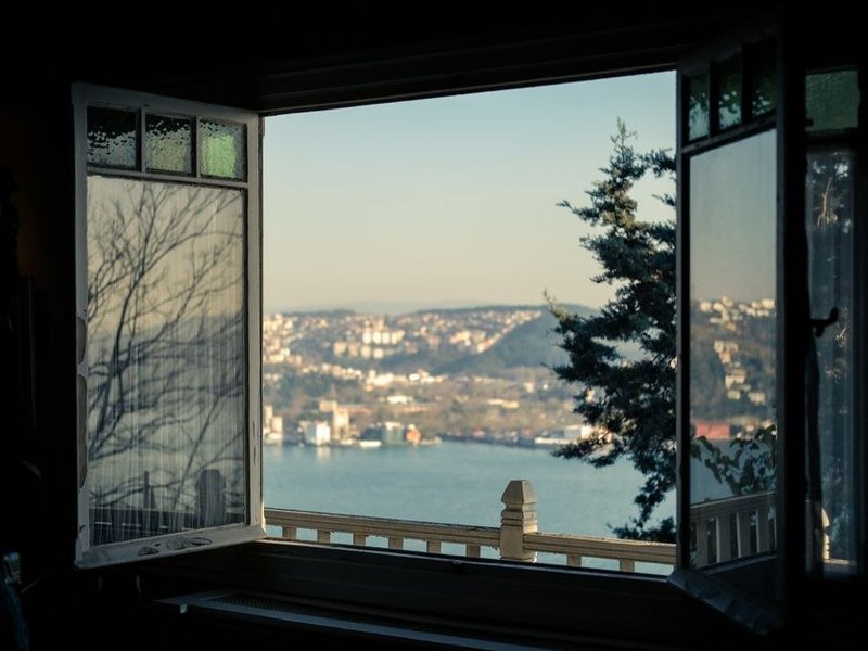 Grande baie d'un pavillon du coteau de Couzon-au-Mont-d'Or ouverte sur la vue de la Saône et de la vallée
