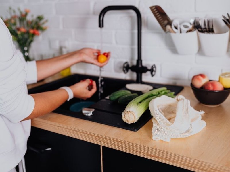 Îlot de cuisine avec évier dans un pavillon récent de Genay, eau et circuit électrique conduits jusqu'au centre de la pièce