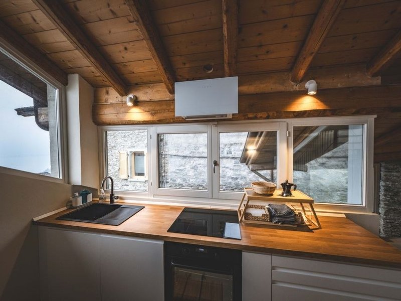 Cuisine sur mesure dans une maison ancienne du vieux bourg de Genay, murs irréguliers et embrasures profondes ajustés au caisson