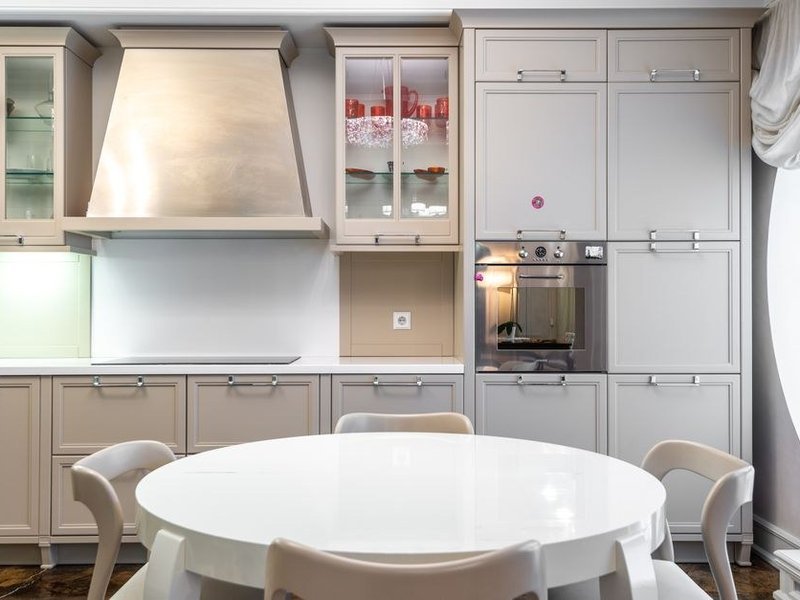 Cuisine familiale rénovée dans un grand ensemble des Vernes à Givors, meubles solides et électroménager encastré sur un budget maîtrisé