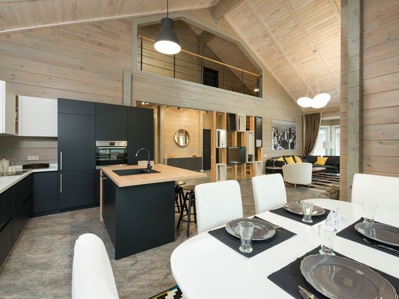 Grand îlot central de cuisine ouvert sur le séjour d'une villa des coteaux d'Irigny, plan de travail bas côté baie vitrée donnant sur la vallée du Rhône