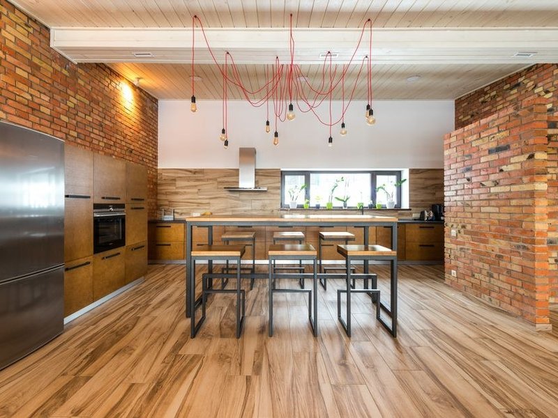 Cuisine d'une maison de ville en brique de Montchat à Lyon 3 refaite sur mesure, implantation repensée avec liberté puisque le propriétaire décide seul sans copropriété