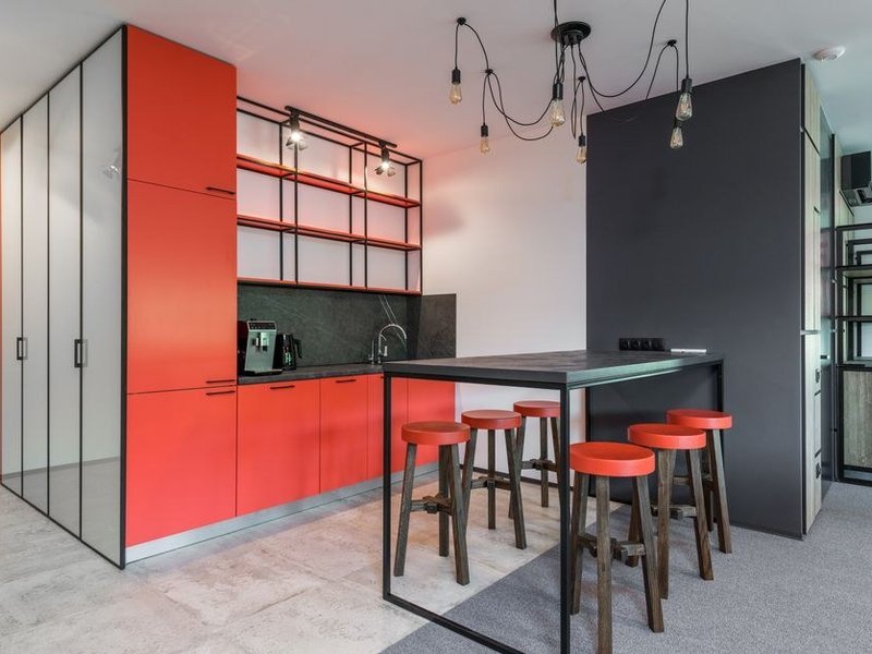 Rangements de cuisine montés jusqu'au plafond de près de quatre mètres dans un appartement de canut de la Croix-Rousse, colonnes toute hauteur et petite échelle pour accéder aux meubles hauts
