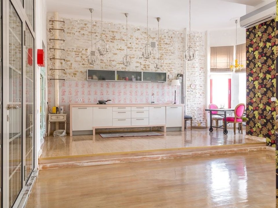 Cuisine intégrée dans un appartement ancien Renaissance du Vieux-Lyon à Lyon 5, murs de pierre épais laissés apparents, embrasure de fenêtre profonde en pierre, cuisine actuelle composée avec le cachet ancien