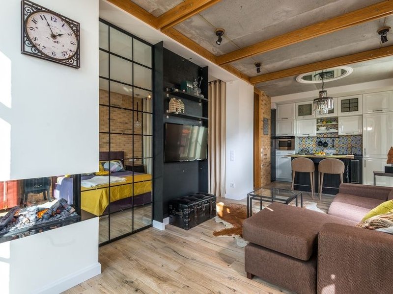 Verrière atelier posée entre l'ancienne cuisine de service et le séjour de réception d'un appartement haussmannien de Lyon 6, calée sur la hauteur sous plafond et les moulures, poutre en place au-dessus de l'ouverture du mur porteur
