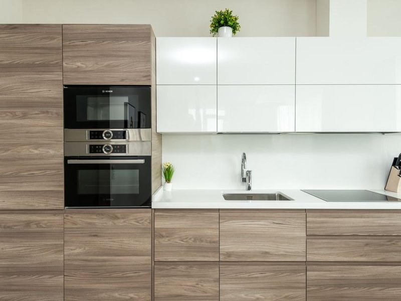 Petite cuisine d'un appartement locatif de la Guillotière à Lyon 7 remise en état entre deux baux, façades neuves et plan de travail continu, matériaux robustes et budget maîtrisé