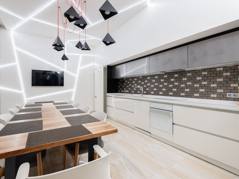 Cuisine équipée dès la livraison dans un logement neuf d'un programme de Vaise, Lyon 9, posée sur les attentes plomberie et électricité déjà en place