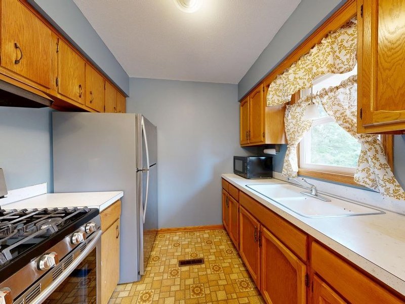 Cuisine d'une maison du vieux village de Marennes repensée dans peu de place, grand évier, plan de travail robuste et colonnes montées jusqu'au plafond