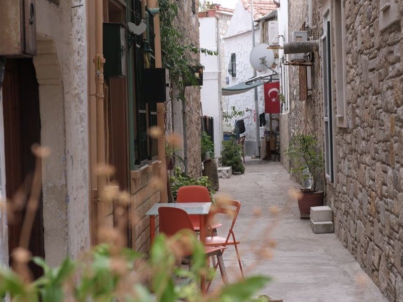 Ruelle en pente étroite du vieux bourg perché de Millery, accès contraint pour livrer les meubles d'une cuisine