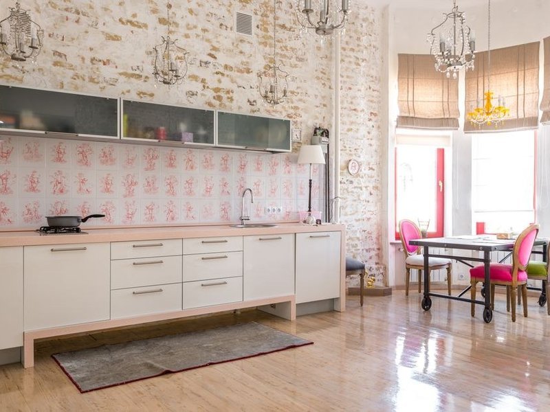 Cuisine d'appartement du centre ancien de Neuville-sur-Saône optimisée dans son volume d'origine, meubles bas et hauts continus sur un mur ancien près des quais de Saône