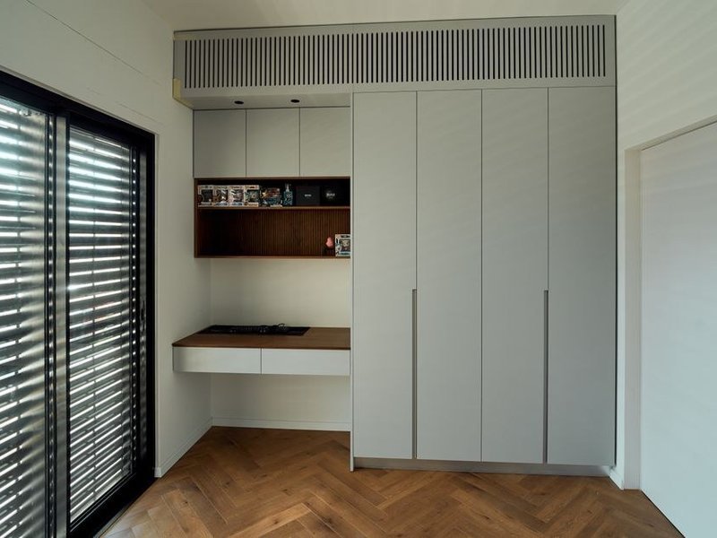 Petite cuisine d'appartement de bord de Saône à Neuville réagencée dans son emprise ancienne, support préparé contre l'humidité du fleuve, sans casser de cloison