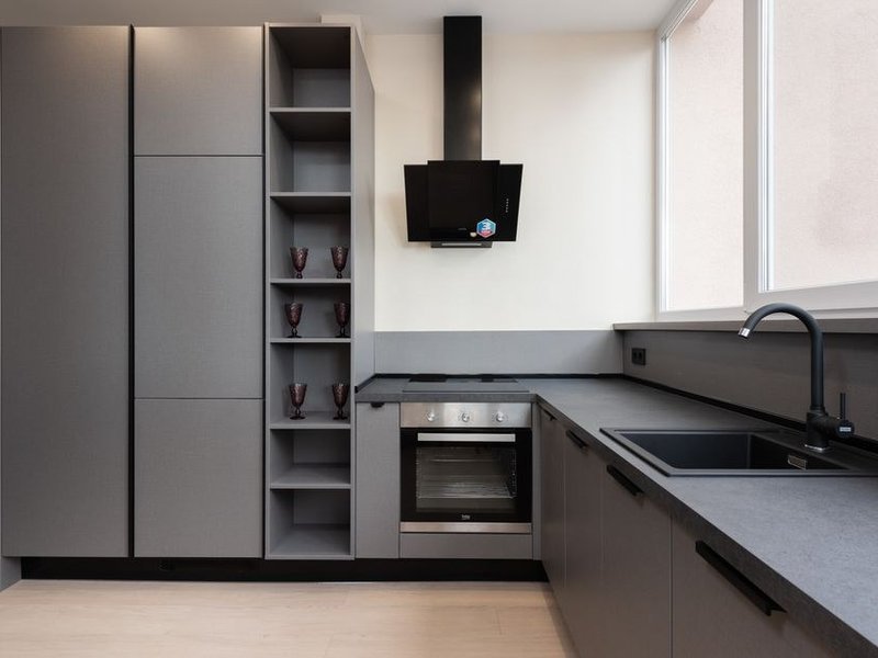 Cuisine d'une petite maison ouvrière mitoyenne de Pierre-Bénite rénovée, plomberie et électricité reprises et meubles neufs posés dans un bâti ancien de la commune
