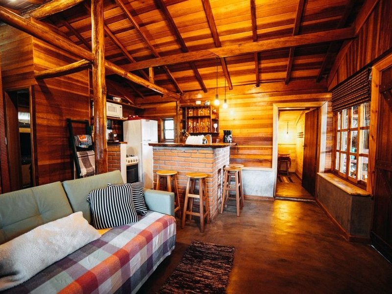 Cuisine de pavillon de village à Pollionnay en bois clair et teintes douces, séjour ouvert, plan de travail dégagé, ambiance calme et campagnarde