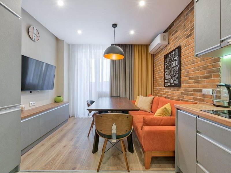 Petite cuisine d'un appartement de faubourg de Saint-Fons ouverte sur le séjour, coin cuisine relié à la pièce de vie avec meubles ajustés aux cotes réelles