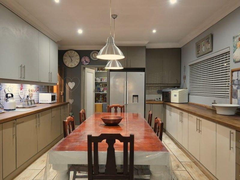 Cuisine d'une maison ancienne du vieux bourg de Saint-Genis-Laval modernisée, meubles actuels posés dans le respect des volumes existants de caractère