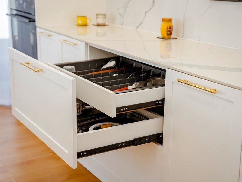 Cuisine de pavillon familial à Saint-Genis-les-Ollières avec grands rangements en tiroirs et colonnes hautes, plan de travail dégagé, agencement pratique et contemporain