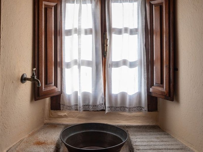 Ancienne dépendance en pierre de Sainte-Consorce, point d'eau et fenêtre en place, prête à devenir une cuisine simple