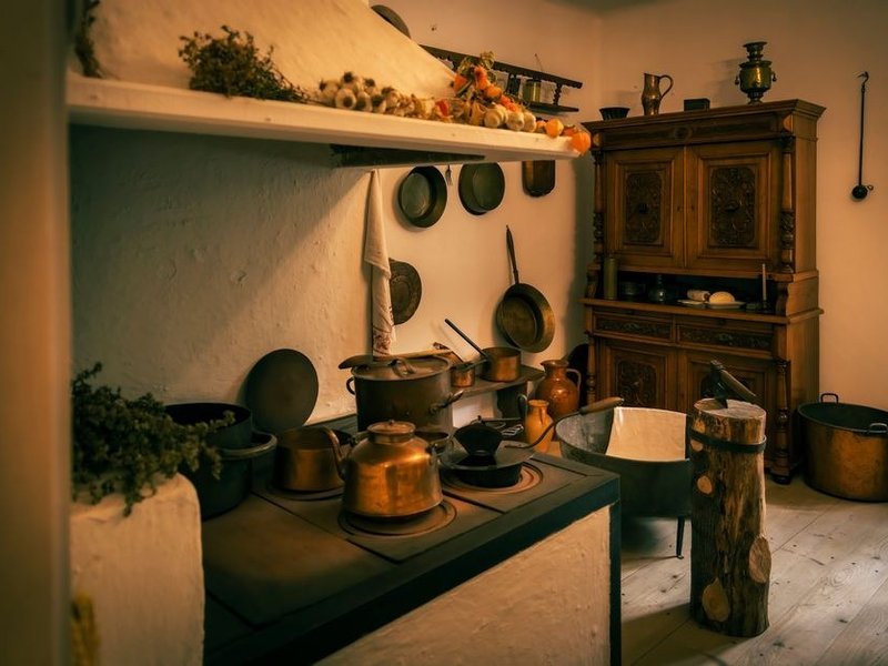 Cuisine d'une dépendance rurale en bordure de Simandres, réseaux d'eau et d'électricité repris, plan de travail robuste organisé autour de rares ouvertures sur la plaine