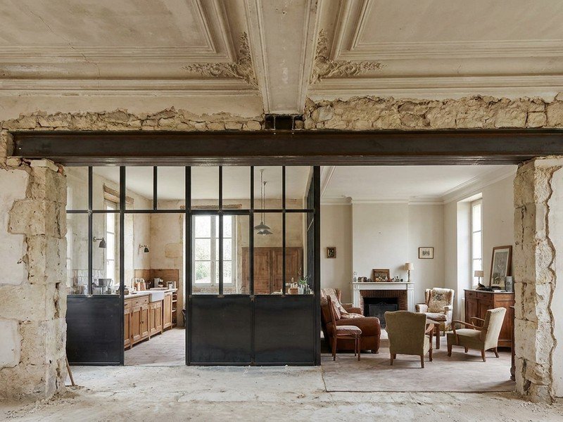 Ouverture créée dans un mur porteur d'une villa ancienne de Tassin, poutre en place pour reprendre la charge, moulures et corniche préservées de part et d'autre, verrière atelier séparant la cuisine du séjour
