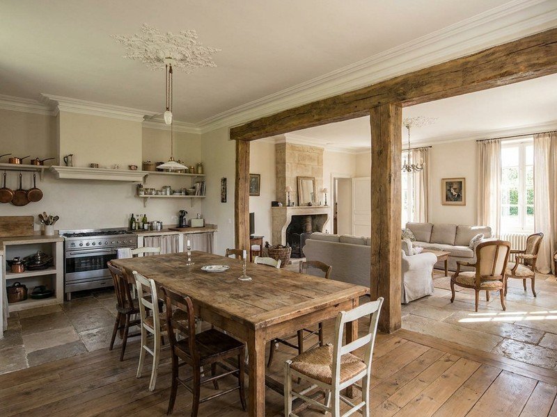 Ancienne cuisine fermée d'une villa de Tassin ouverte sur le séjour après pose d'une poutre, moulures conservées et cuisine conviviale de maison de famille avec table centrale