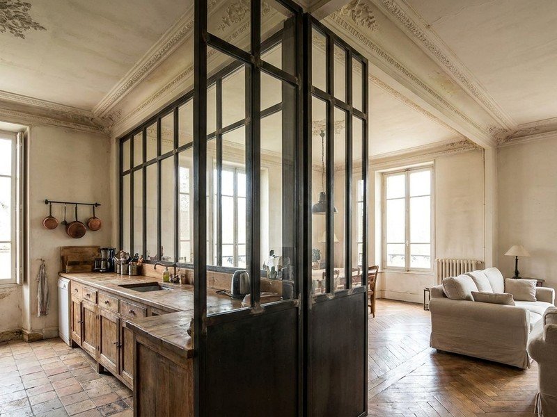 Verrière atelier posée entre la cuisine et le séjour d'une maison ancienne de Tassin, calée sur la hauteur sous plafond et les moulures existantes, esprit villa d'avant-guerre préservé
