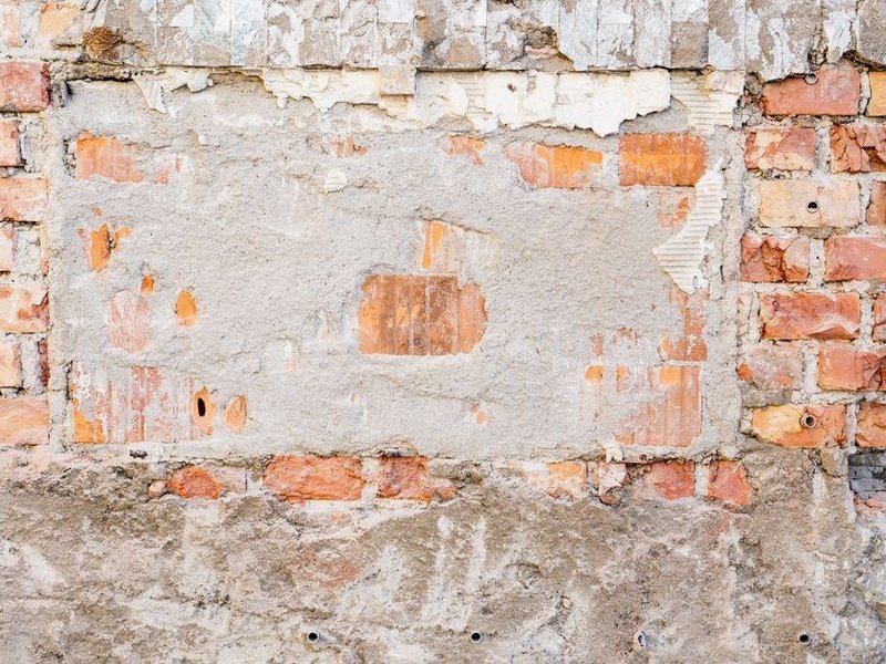 Pan de mur en pierre et brique conservé dans une maison ancienne du vieux bourg de Ternay, mis en valeur avant l'aménagement de la cuisine