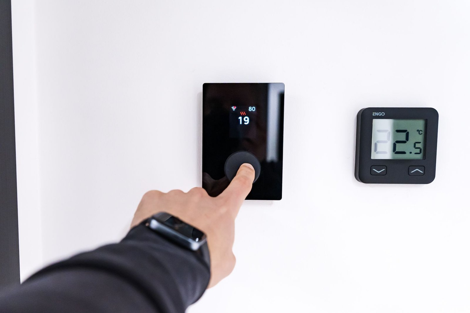 Réglage d'un thermostat de chauffage lors d'un dépannage à Lyon