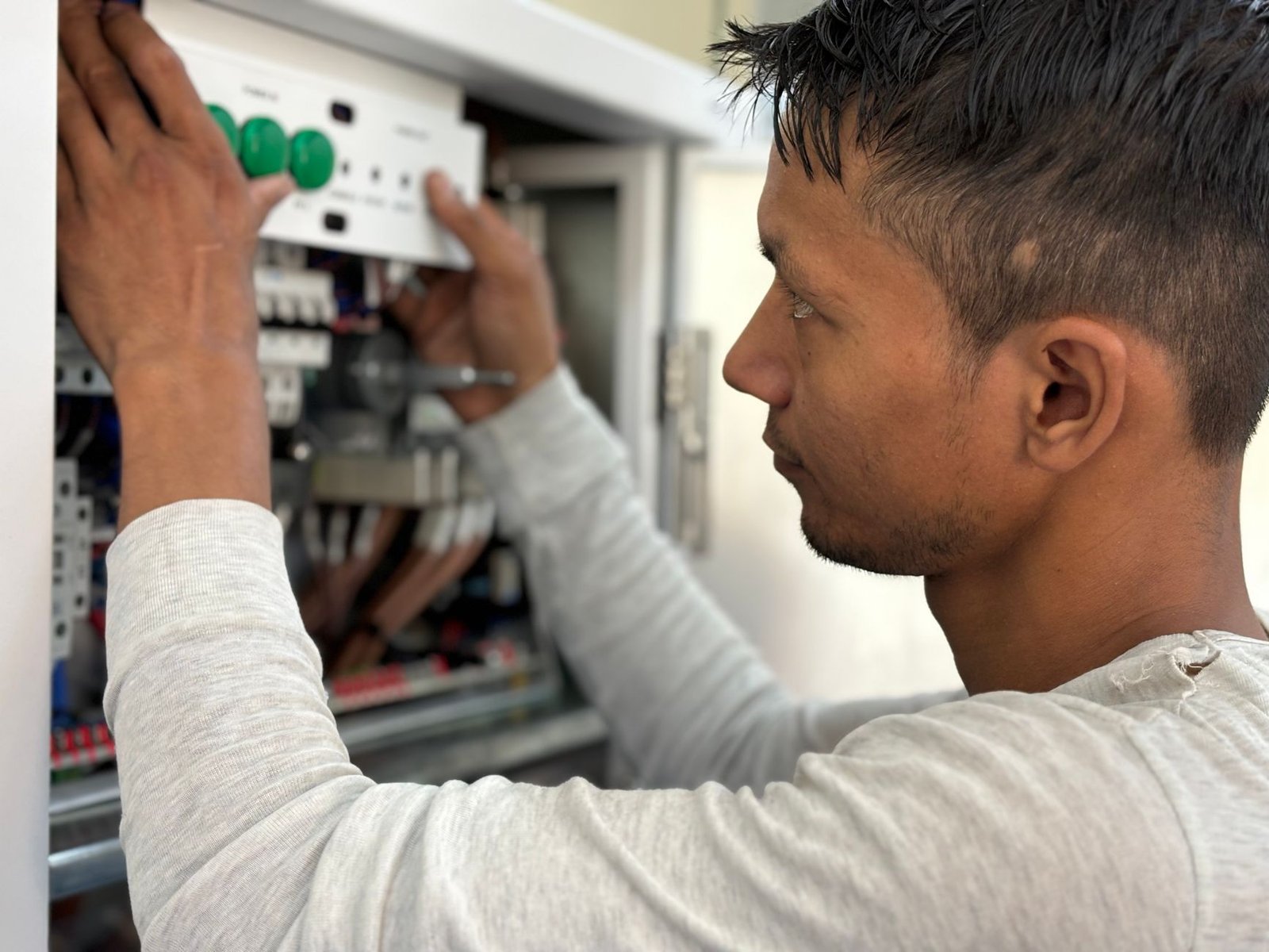 Électricien dépanneur intervenant sur un tableau électrique en urgence à Lyon