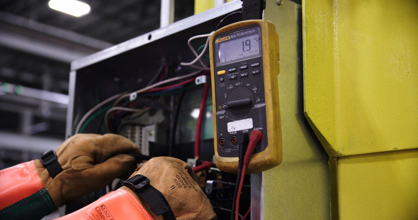 Diagnostic électrique au multimètre lors d'un dépannage en urgence à Lyon