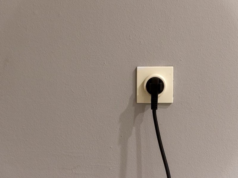 Prise électrique remise aux normes sur le mur épais en plâtre d'un appartement de canut de la Croix-Rousse à Lyon 4