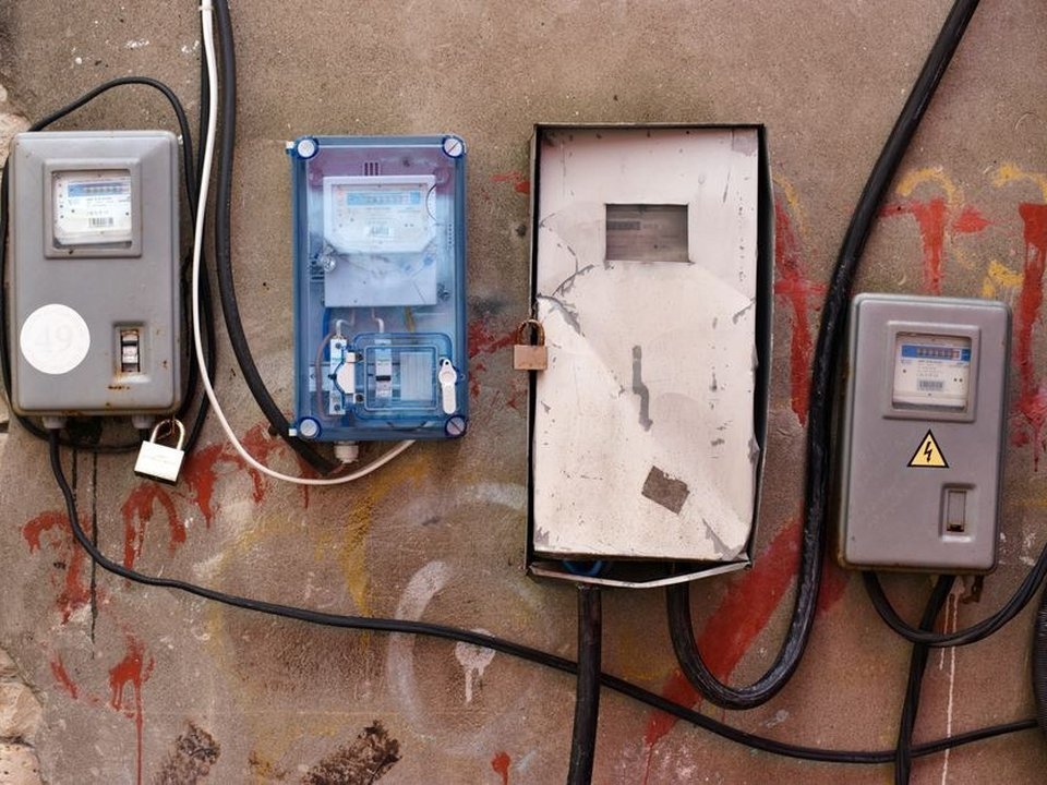 Ancien porte-fusibles en porcelaine et fils sous tissu dans un appartement de canut de la Croix-Rousse à Lyon 4, installation à mettre aux normes