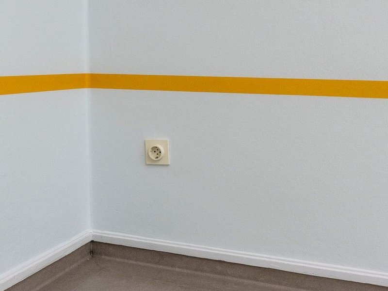 Cheminement électrique apparent le long d'une plinthe dans un appartement ancien du Vieux-Lyon à Lyon 5
