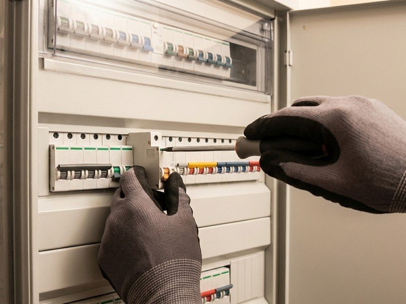Électricien vérifiant les différentiels d'un tableau dans un appartement haussmannien du 6e arrondissement de Lyon