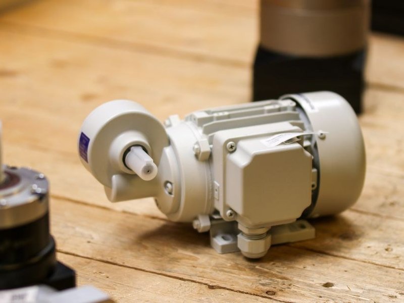 Moteur de motorisation d'un portail installé lors de la rénovation électrique d'une maison à Tassin-la-Demi-Lune