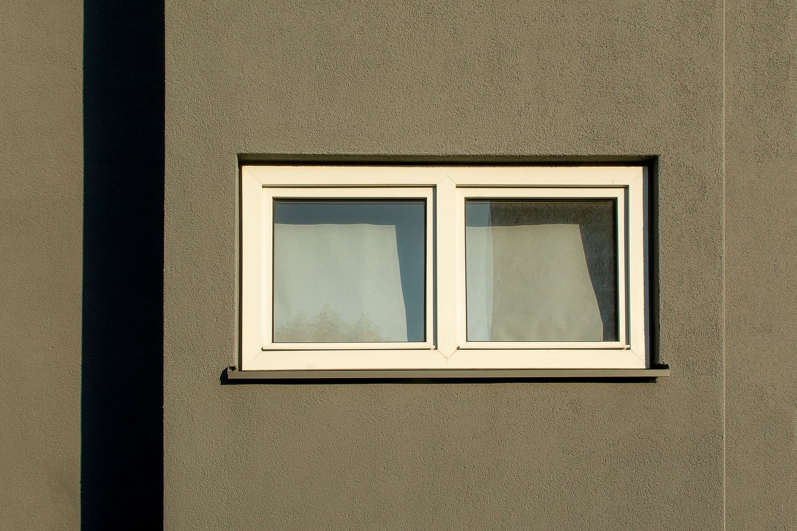 Fenêtre PVC blanche à double vitrage posée sur une façade à Lyon