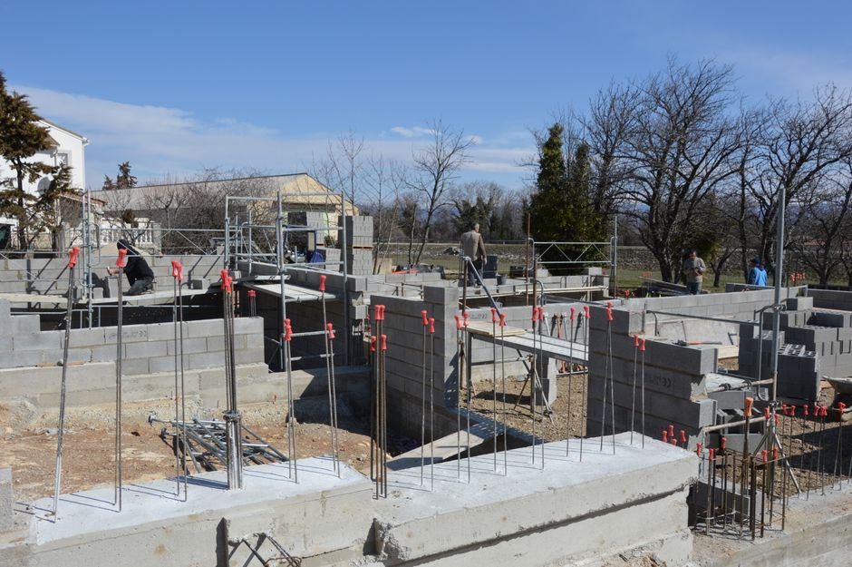 Chantier de maçonnerie et gros œuvre à Lyon : fondations et murs en parpaing