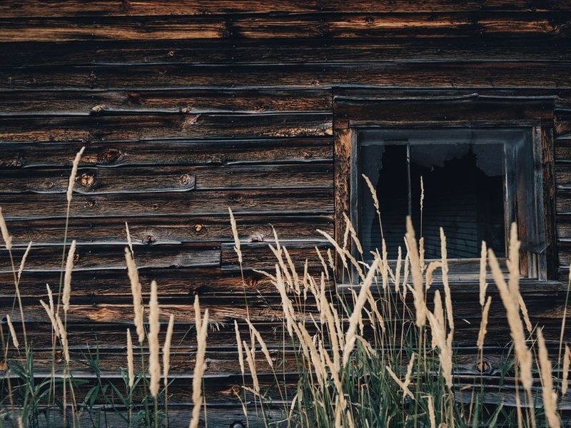 Ancienne fenêtre en bois d'une ferme laitière d'Aveize exposée au vent du plateau avant remise en état