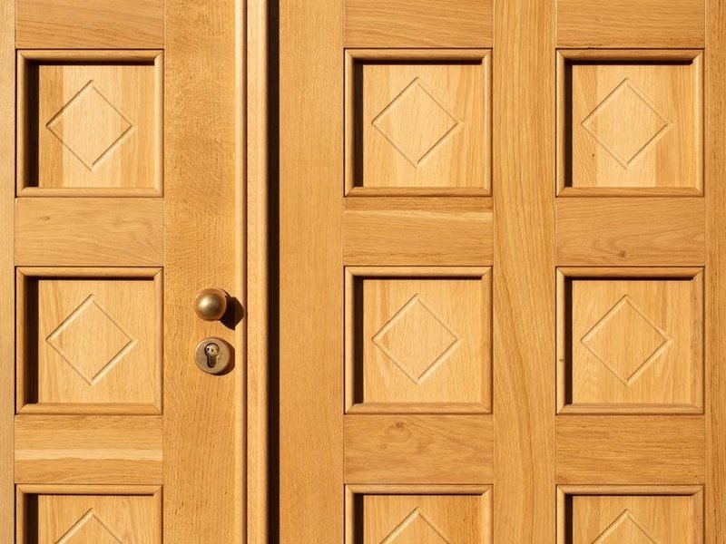 Porte d'entrée de caractère en bois d'une demeure bourgeoise de Brindas, panneaux moulurés, imposte vitrée et teinte accordées à la façade