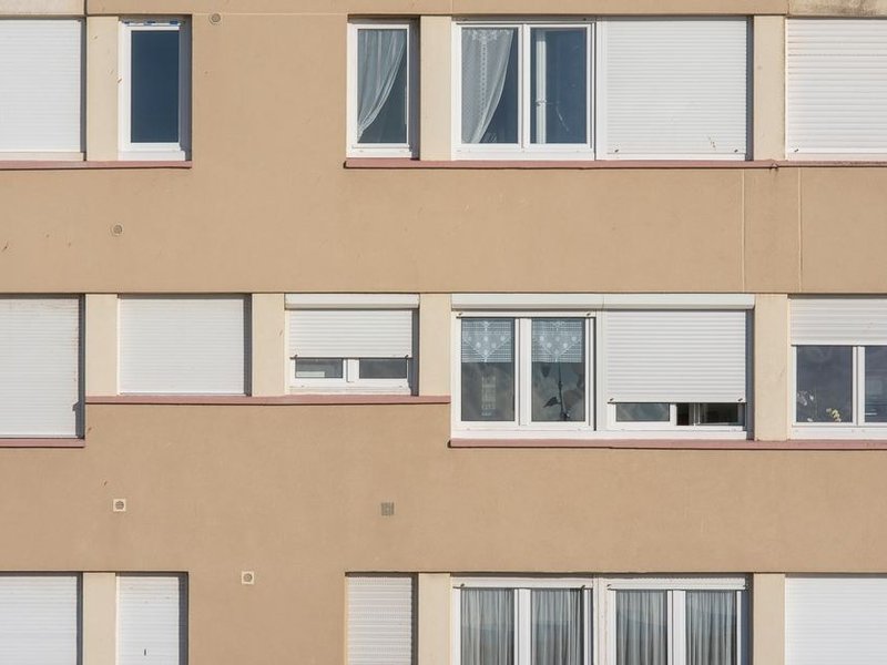 Fenêtres neuves et volets roulants motorisés posés sur plusieurs orientations d'un pavillon récent de Brindas