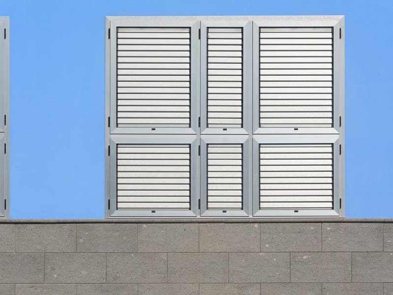 Volets battants en bois d'origine d'un pavillon bronois remplacés par des volets battants aluminium sans entretien