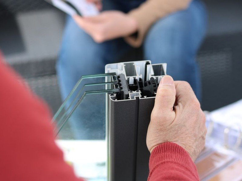Pose d'une fenêtre à double vitrage isolant sur un pavillon des années 60-70 à Bron pour le gain thermique