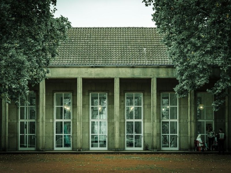 Fenêtre et baie coulissante fatiguées d'un pavillon résidentiel de Cailloux-sur-Fontaines remplacées par un double vitrage récent en pose soignée