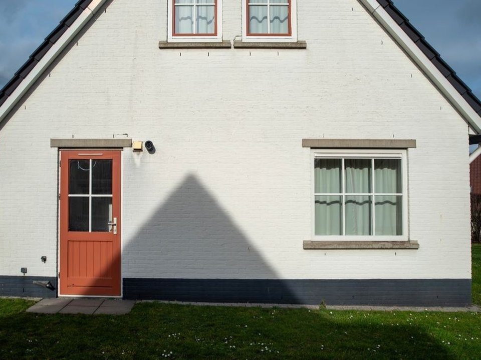 Fenêtre et volet d'un pavillon résidentiel de Cailloux-sur-Fontaines remplacés par une menuiserie isolante, façade tournée vers les coteaux boisés des Monts d'Or