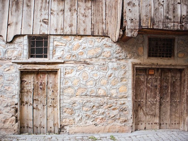 Fenêtres bois sur mesure posées sur une maison ancienne du bourg de Chaponost près de l'aqueduc romain