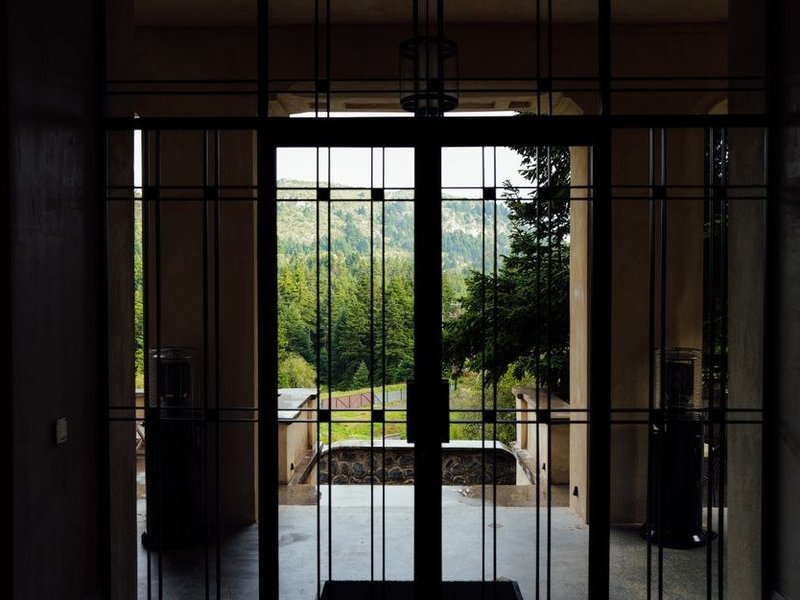 Grande porte-fenêtre bois ouvrant sur le parc d'une villa Belle Époque à Charbonnières-les-Bains