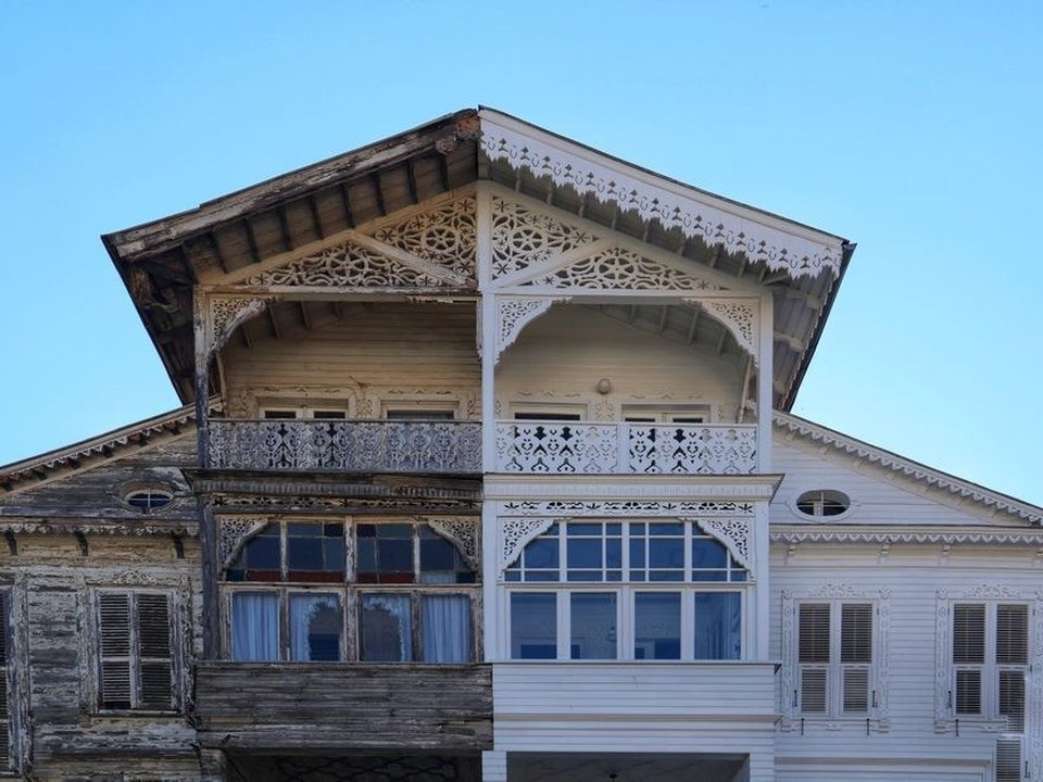 Villa Belle Époque à Charbonnières-les-Bains dont les fenêtres bois d'origine à petits bois ont été restaurées à l'identique avec vitrage isolant
