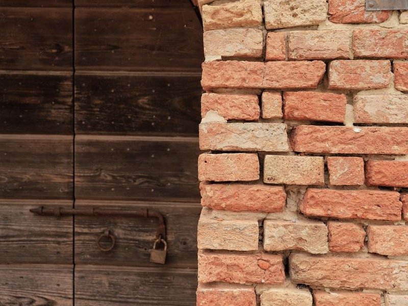 Porte en bois massif d'une remise de verger d'une ancienne maison fruitière en pierre du bourg de Charly