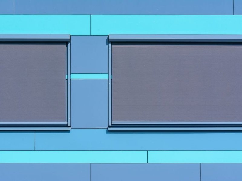 Volets et menuiseries d'une maison de Charly, roulants sur le pavillon du coteau et battants bois sur la façade en pierre