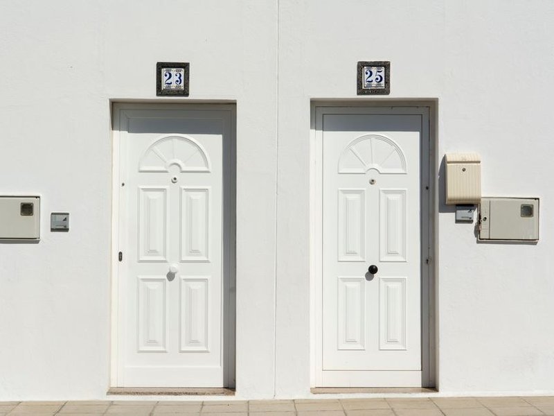 Fenêtres et porte palière d'un appartement de collectif et d'une maison du vieux bourg de Chasse-sur-Rhône à remplacer